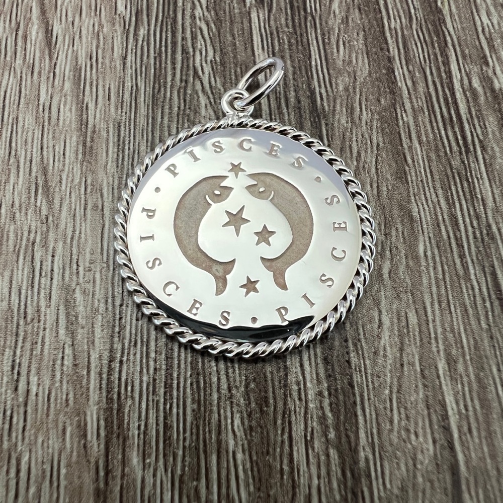 Pisces round charm‎